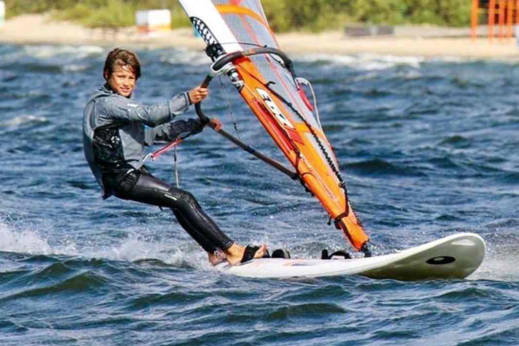 Bislang war Moritz auf Regatten nur mit dem Techno 293 unter wegs und dabei sehr er folgreich. Sowohl der Welt- als auch Europameister titel in der U13-Klasse sprangen 2022 dabei heraus.