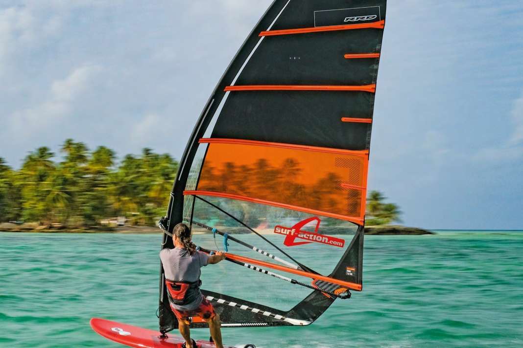 Some models, such as the RRD Fire, have the direct and taut feel of fast racing sails. However, the weight when (water) starting and jibing is significantly lower.