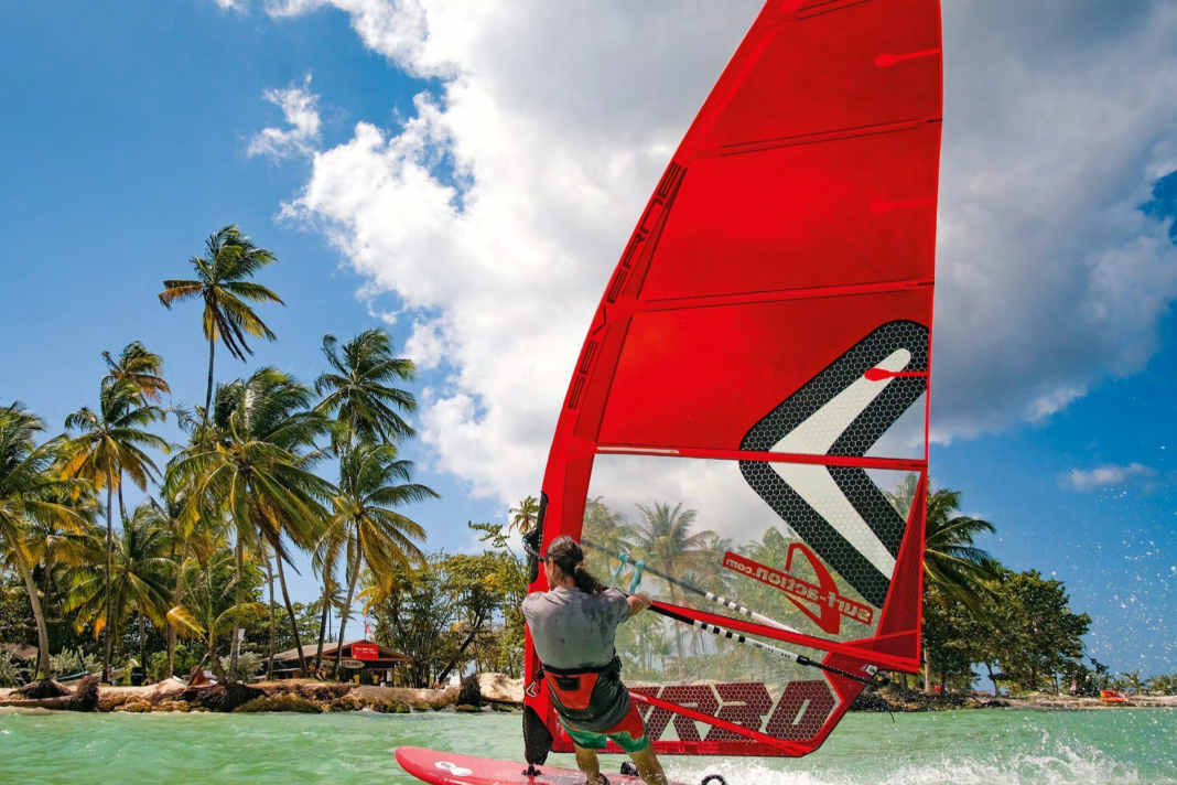 With a large wind range, the sails (here Severne Turbo) also invite you to cruise.