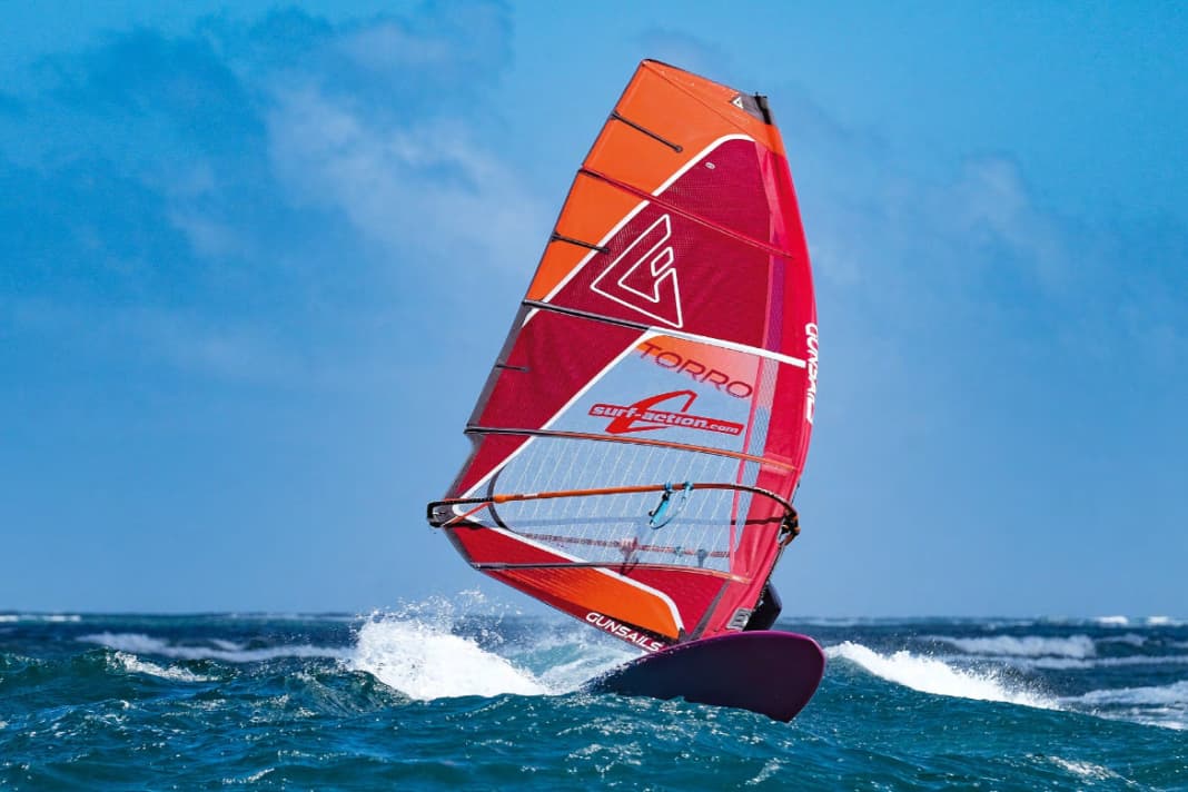 Wer überwiegend in der Brandung surft, sollte auf reine Wavesegel setzen. Für runde Dünungswellen oder kleine Brandung sind Segel wie das GunSails Torro aber nicht ungeeignet.