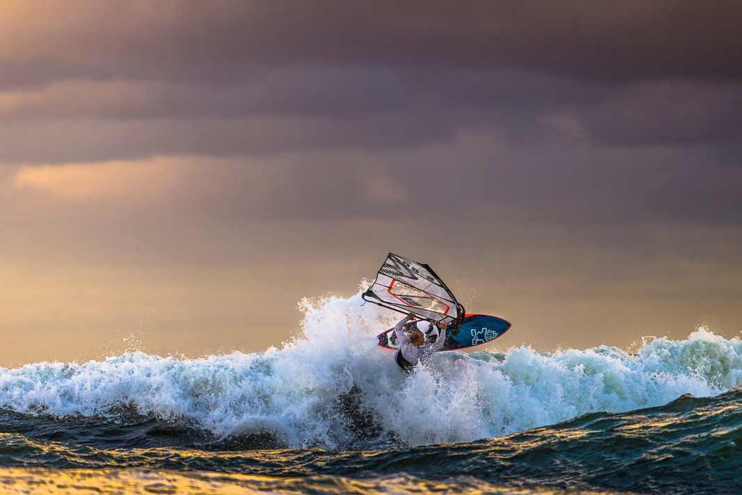Spot guide author Kristoffer Living knows how to deal with the waves in Skälderviken, even when he gets really shaken up.
