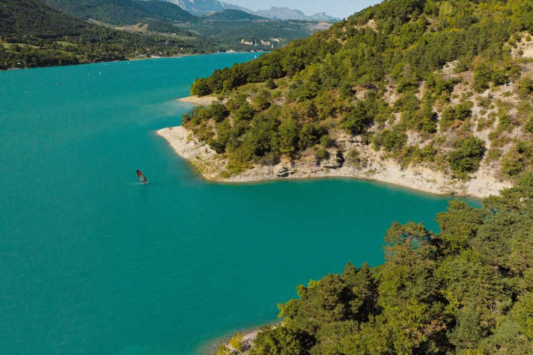 Ten kilometres long, but only 300 metres wide. Lac Monteynard is the perfect spot for perfecting your jibes.