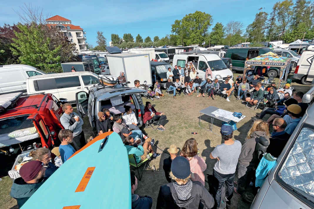 There's a lot going on at the German Freestyle Battler skippers' meeting at the surf festival. The wild clique doesn't just make the beach camp unsafe.