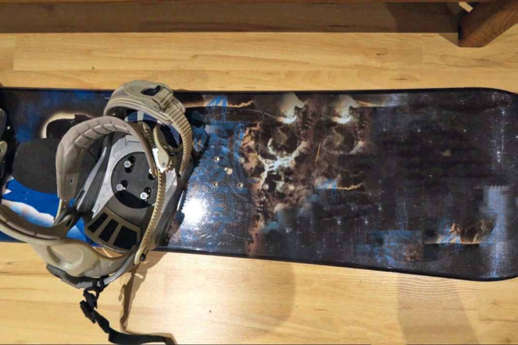 1. Schritt: Zuerst solltest du die Bindung deines Snowboards abschrauben, darunter befinden sich bereits einige Gewindelöcher. Ziel ist es, durch eine Platte, die in späteren Schritten unter die Bindung geschraubt wird, eine Vorrichtung für den Mastfuß zu konstruieren.