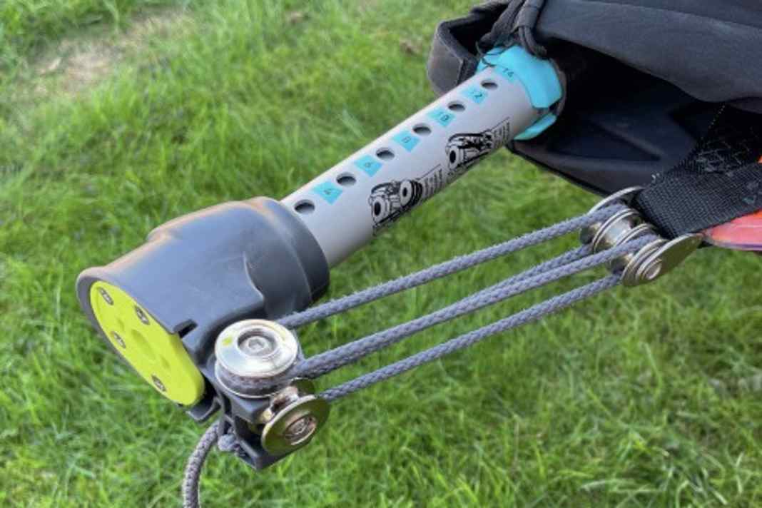 Once looped or triple-threaded, regardless of whether the pulley block is horizontal (in the photo) or rotated by 90 degrees (next photo) - the Uni.XT is always compatible, regardless of which sail brand you use it with.