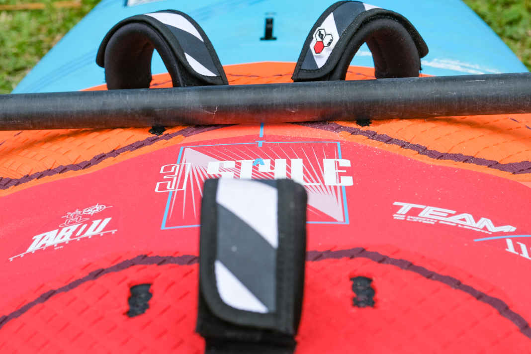 Most boards - like the Tabou 3S+ here - are more rounded at the rear of the deck, which ensures a more comfortable standing position than on many freeriders with a somewhat flatter deck shape, even when the straps are mounted on the inside.