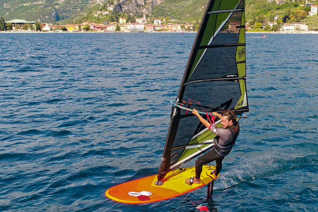 The Tabou Fifty was designed from the outset as a fin-foil hybrid and actually offers the best foil suitability - in a good field.