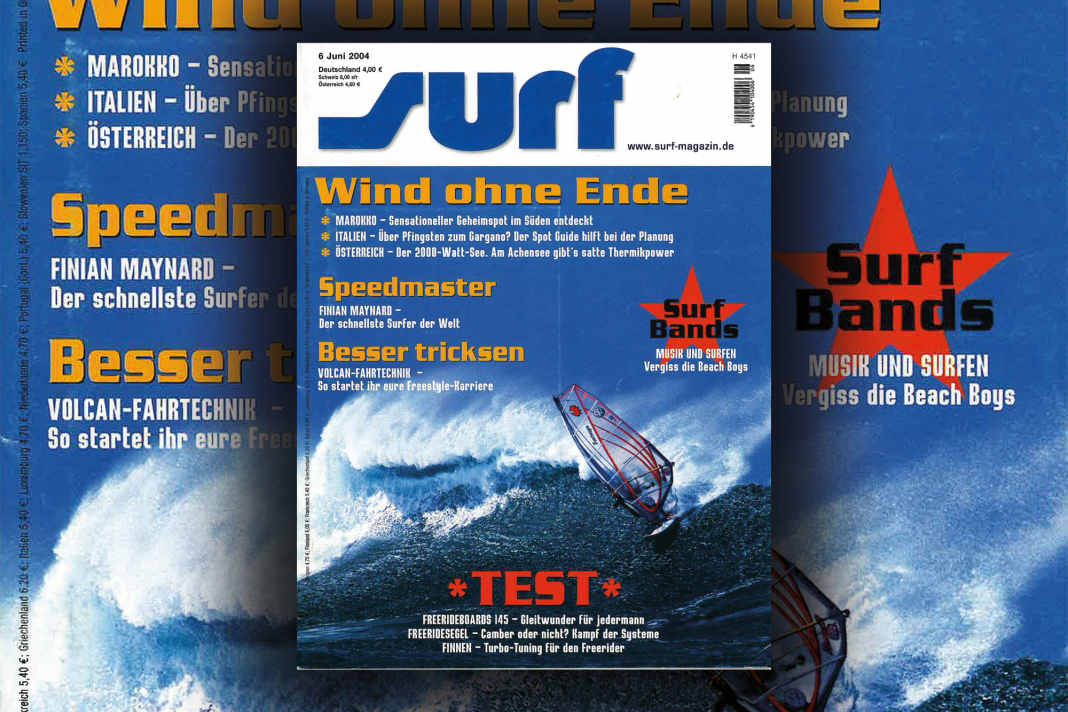 Mittendrin in einem fetten Atlantik-Swell: Stephane Etienne bei einem Big Day auf Fuerteventura ziert den surf-Titel im Juni 2004, fotografiert von Gilles Calvet.