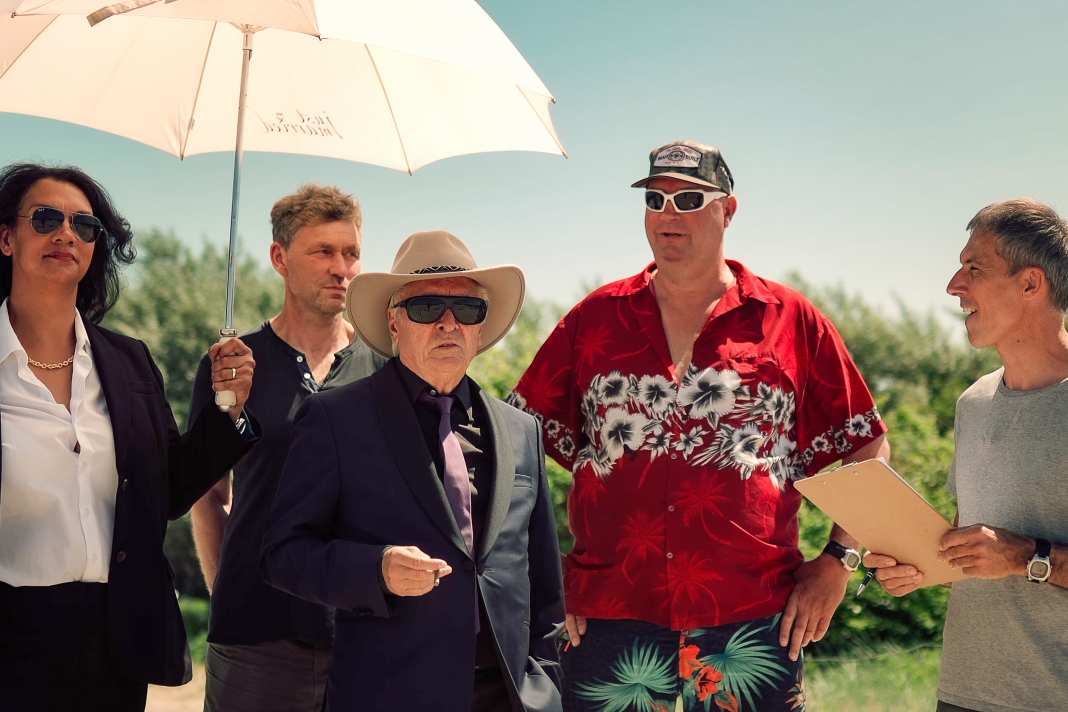 "The Investor" (Henry Hübchen, a friend of the Wustrow surf centre) takes over the Wustrow surf centre in the film...