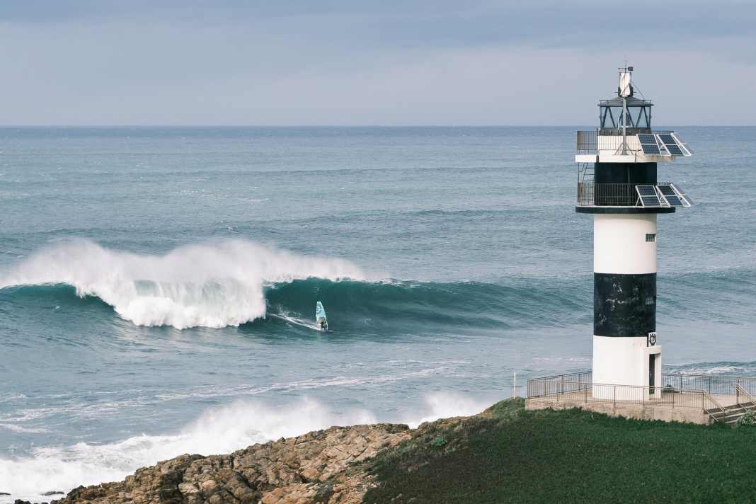Leon Jamaer and Thomas Traversa ride epic waves in Galicia in January