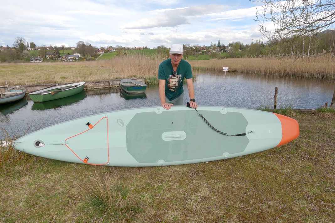 The board has a sporty outline despite its 32 inch width