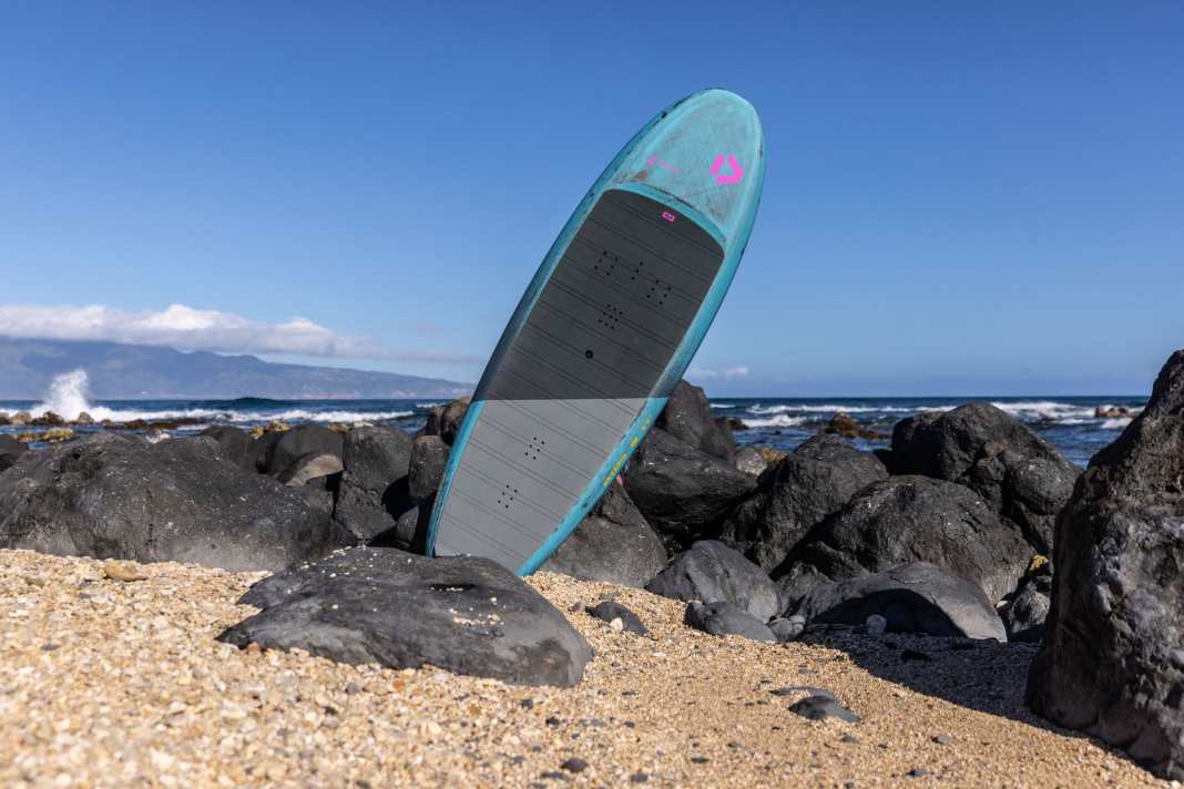 The Duotone Skybrid is quite narrow and has a medium length