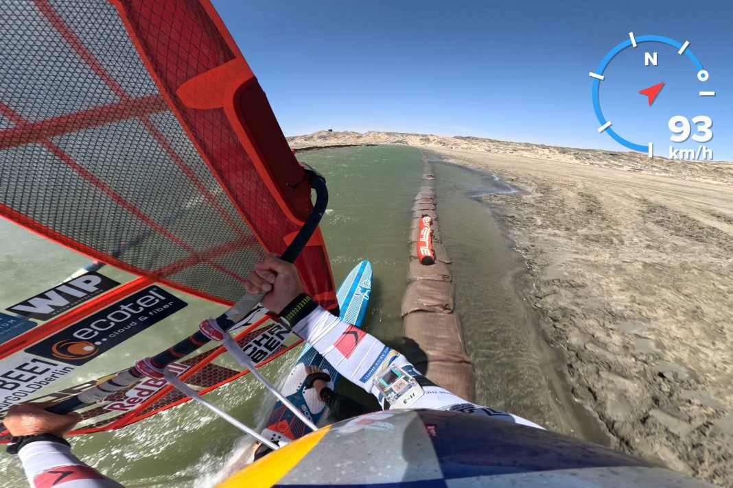 Fast 100 km/h und kaum eine Handbreit Platz zum Ufer - Björn Dunkerbecks Aussicht auf dem Speed-Kanal von Lüderitz