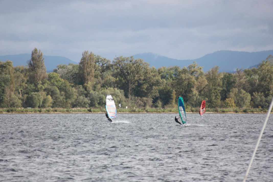 Das Plobsheimer Becken nahe Straßburg ist das Heimat-Revier vieler Windsurfer und Wingfoiler