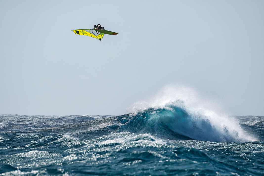 Runter kommen sie alle: Marcilio Brown mit einem Monster-Pushloop an einem Sturm-Tag auf Maui im Januar