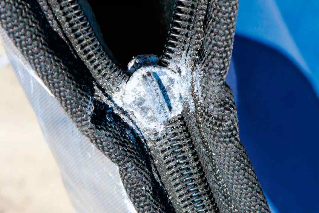 Salt and moisture have corroded the aluminium of the sledge. If you have time and leisure, you should carefully try to make the old carriage work again, armed with a little penetrating oil, vinegar cleaner and pliers. If this does not succeed or it breaks off, the carriage must be replaced.