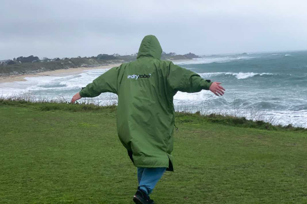 Wasser perlt außen am dryrobe-Poncho komplett ab.