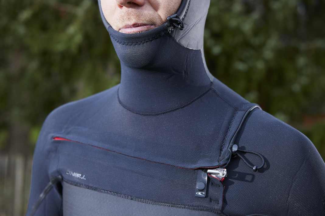 Die Haube sitzt beim O'Neill Psycho Tech vor allem am Kinn sehr eng