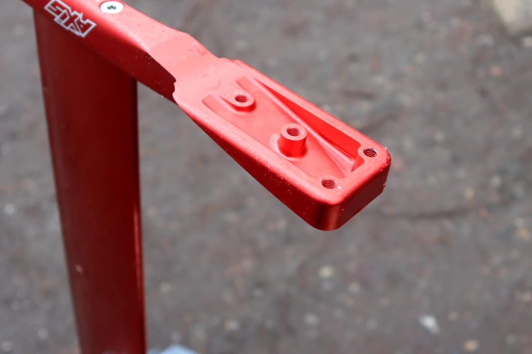 The contact surface of the front wing has been widened, four screws fix the front wing to the fuselage