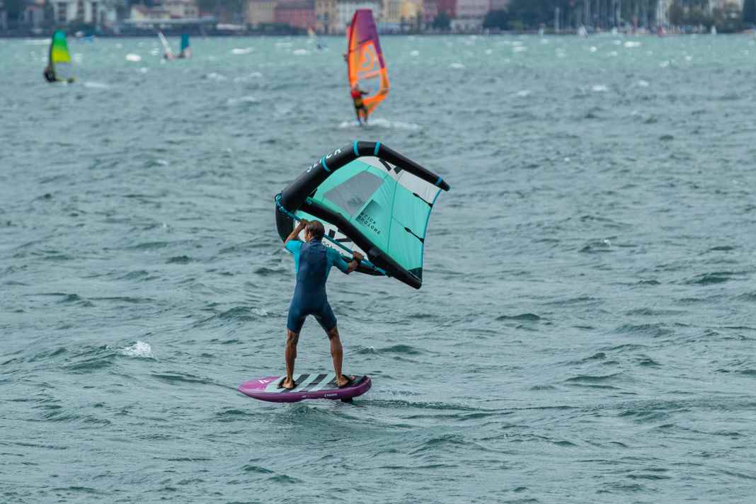 1. find a small wind wave upwind in front of you, less as a jump ramp, more for better coordination of the take-off. Start foiling, not overpowered at the beginning and not with too much speed.