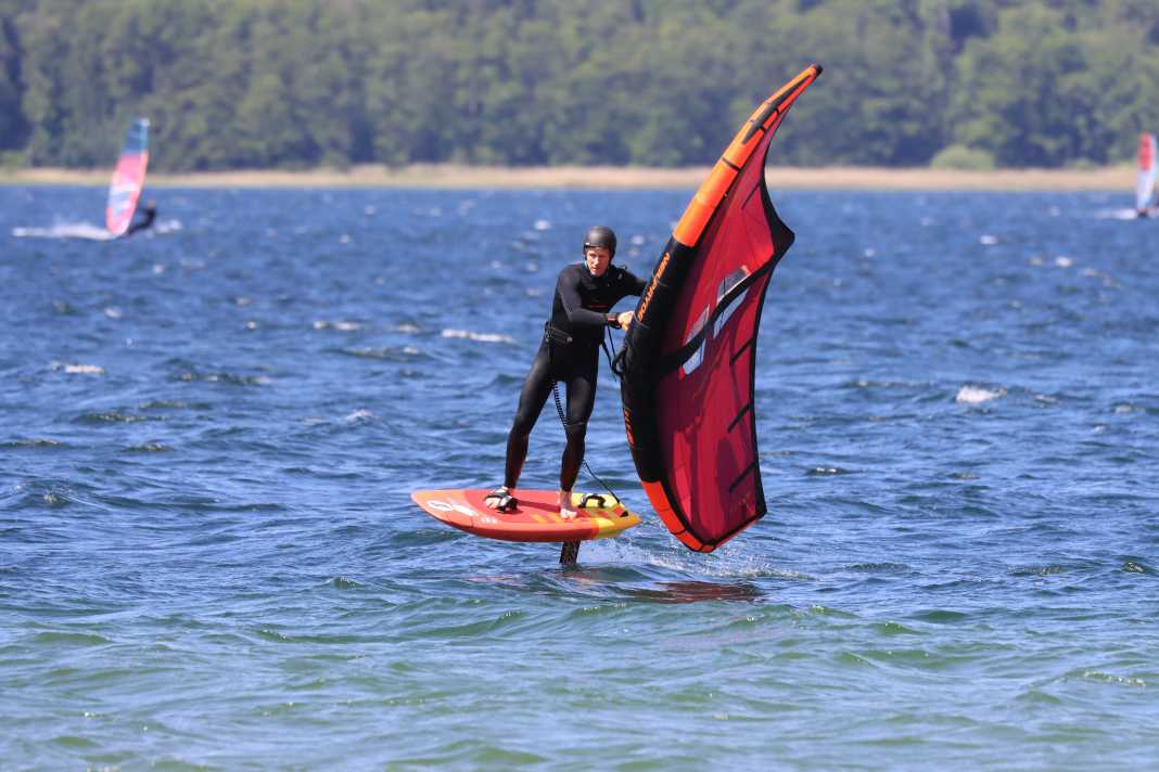 In foil manoeuvres, the board hangs very compactly and agilely on the foot