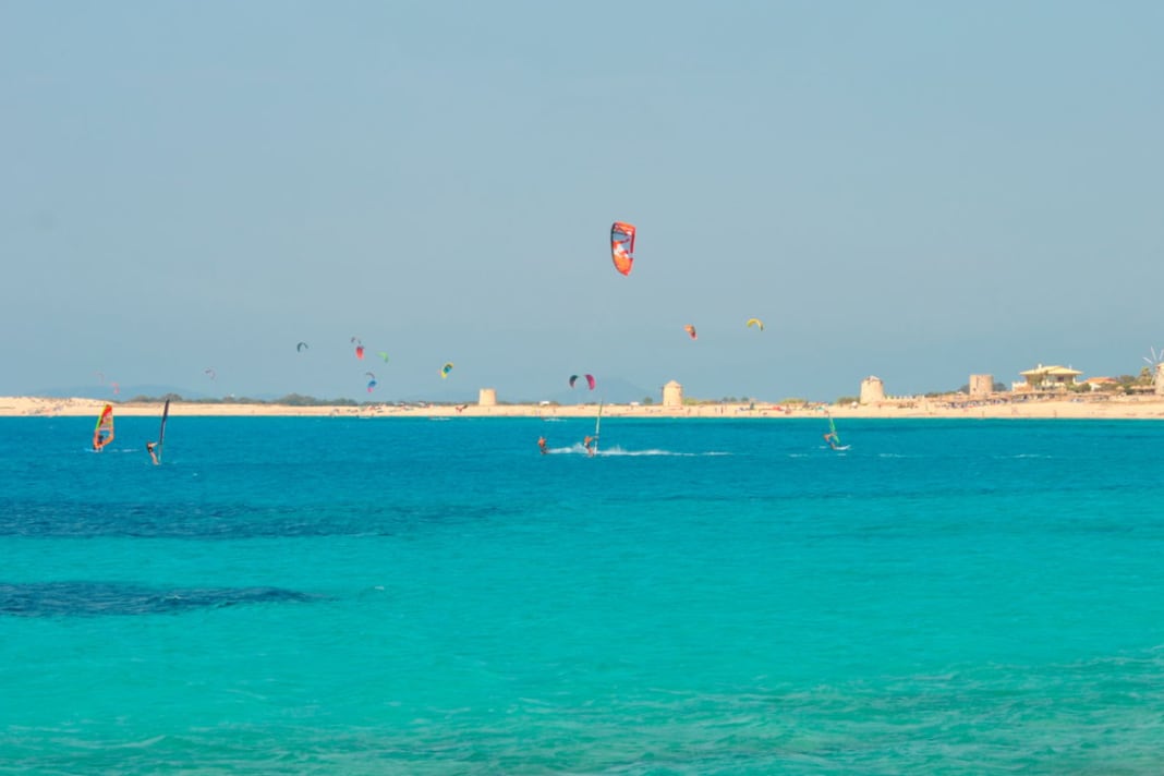 Am Milos Beach gibt's beinahe karibische Wasserfarben...