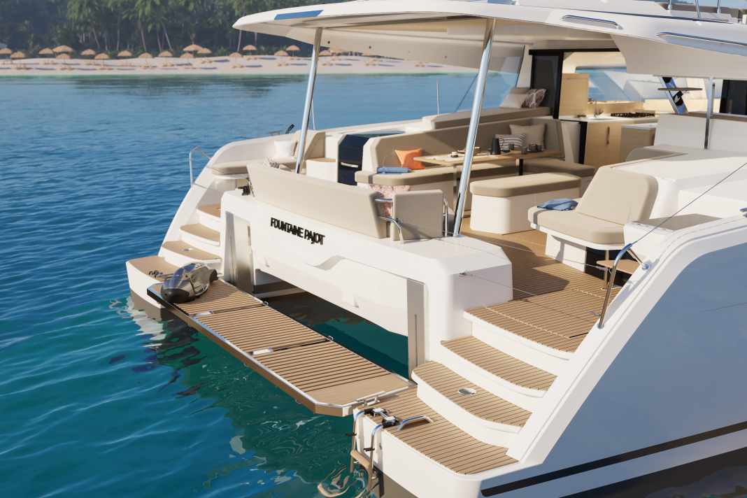 Nel pozzetto posteriore, accanto all'area di seduta, sono disponibili diversi lettini e poltrone.