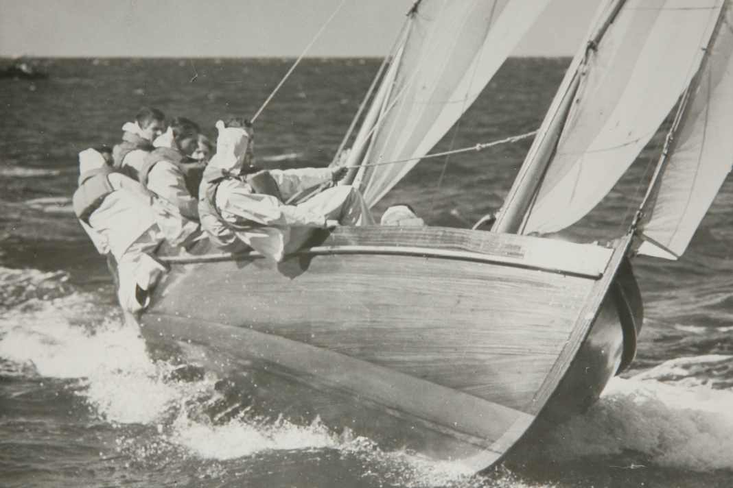 Youth travelling cutter on the Elbe