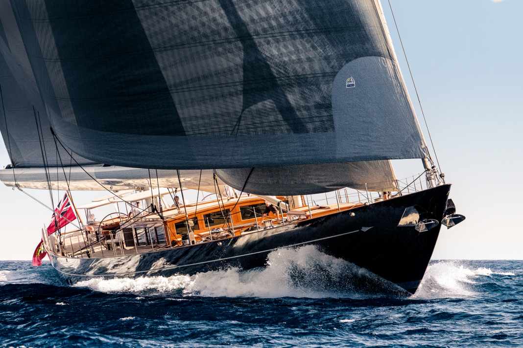 Auf schnellem Kurs: Die Segel lieferte Doyle New Zealand aus dem Material Stratis. Ihnen wirkt ein fester Kiel entgegen. „Aquarius“ erreicht einen theoretischen Rumpfspeed von 16 Knoten. Ein MTU-Diesel schiebt die Ketsch nonstop 4000 Seemeilen weit