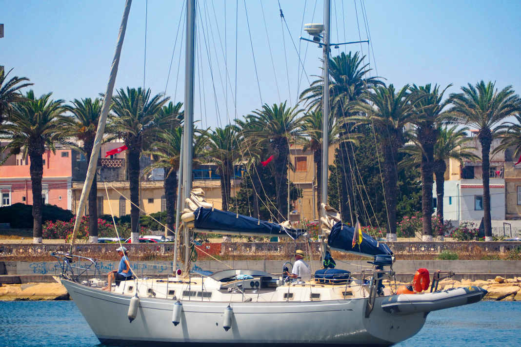 L'autore Marc Bielefeld alla guida del suo "Solemar" che entra a Bizerte in Tunisia