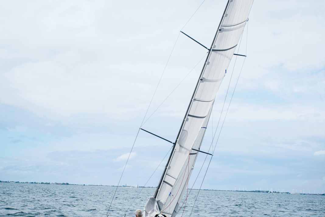 Into the wind: When it's blowing or gusty, the skipper simplifies his work with extreme height. This keeps the position in the boat low and makes it easier to handle the sheet and tiller. Turning boats with a wheel via autopilot