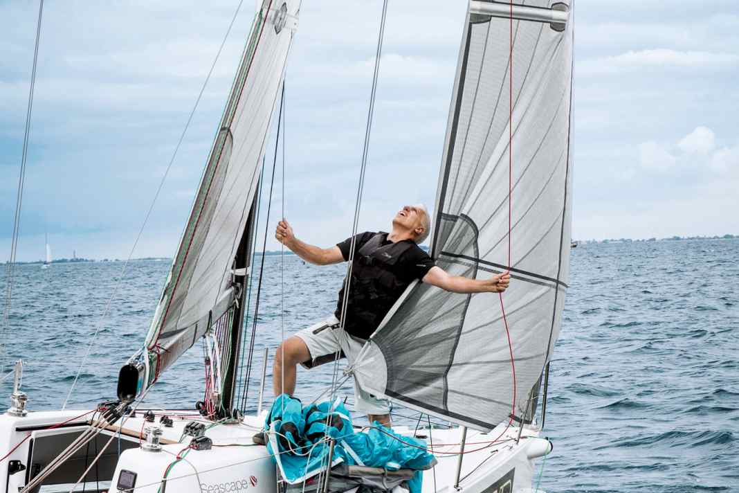 Check: Before attaching the lines, check the running paths and the leech of the gennaker. Even experienced sailors have pulled their cloth into the rigging by the neck or tangled the halyard. Always clip the pannier into the railing