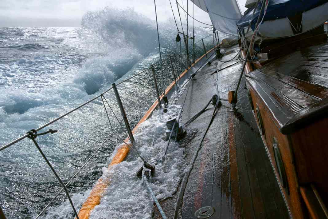 Mit allen Wassern gewaschen. Der „Peter von Seestermühe“ in unruhiger See. Das Schiff kann schweres Wetter ab
