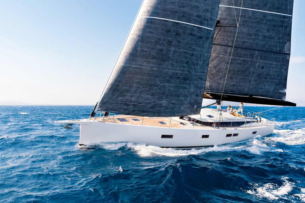 Power house: l'armatore di questo CNB 66 ha optato per un bompresso opzionale, sul quale è montato il gennaker e che conferisce un look sportivo. Con genoa e randa, 215 metri quadrati di laminato DFi di Incidence Sails rendono la navigazione divertente.
