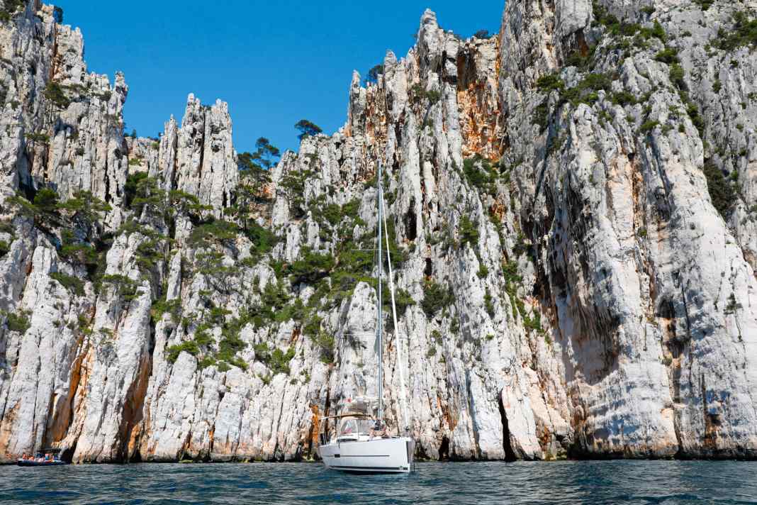 A rock face like a cathedral: anchoring in front of the majestic limestone cliffs in the Calanque de l'Oule