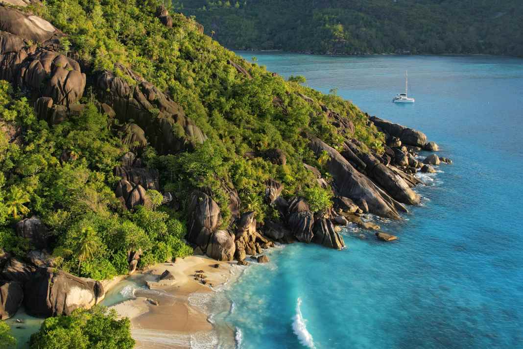 Le rêve du paradis devient réalité sur de telles plages : sur la photo, la Baie Ternay sur l'île de Mahé.