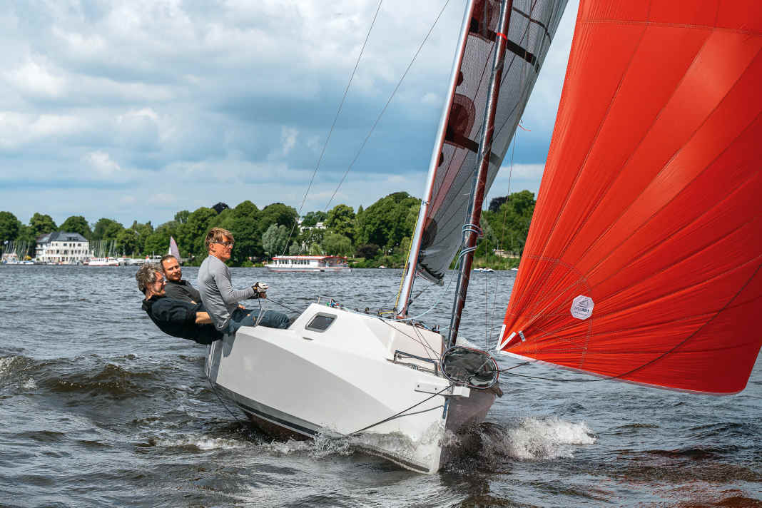 Grande divertimento sotto gennaker: il Sailart 18 con vento parzialmente rafficato sull'Alster esterno di Amburgo