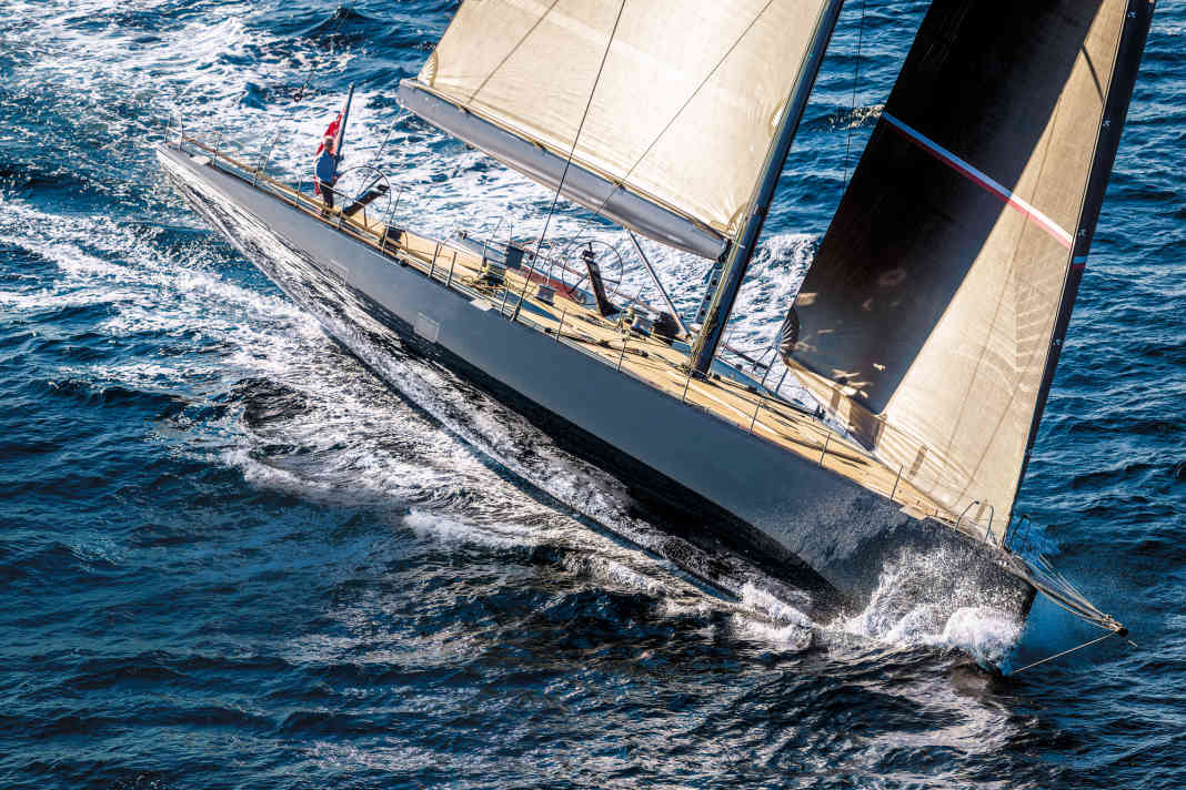 Am Wind: Das Rigg lieferte Southern Spars, Harken die Hardware an Deck, über dem der Mast 45 Meter aufragt.  Mit Großsegel und Fock stehen hier 640 Quadratmeter