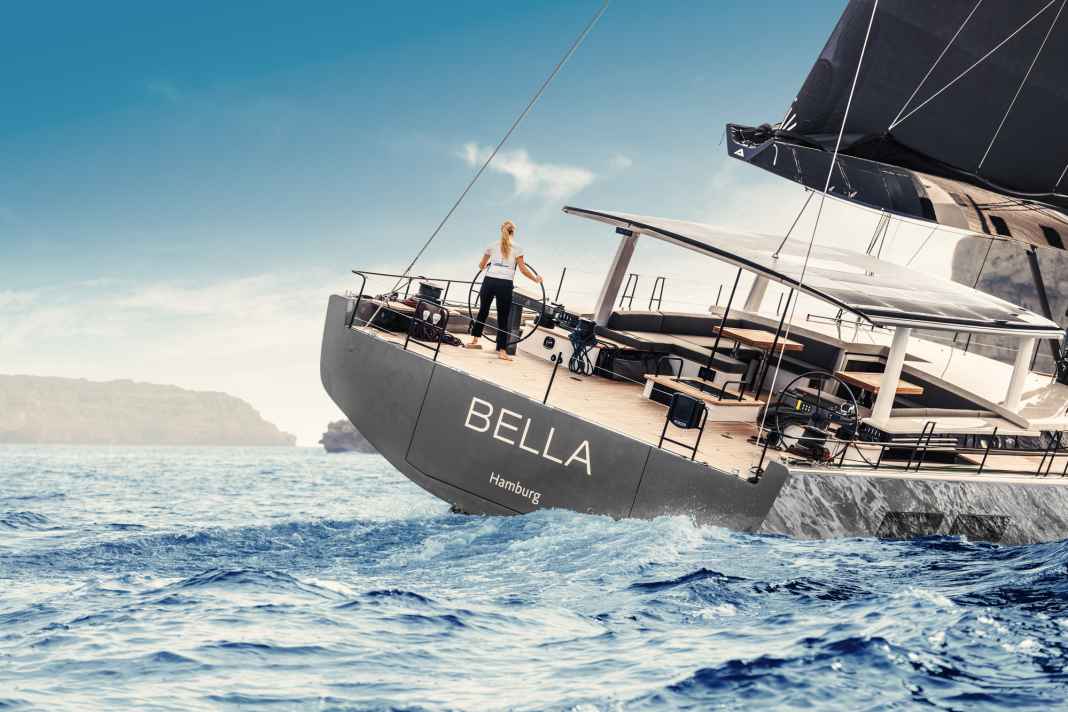„Bella“ am Wind: Dank Knopfdrucksteuerung und Selbstwendefock lässt sich die 6,80 Meter breite Carbon-Slup auch  mit kleinster Crew segeln