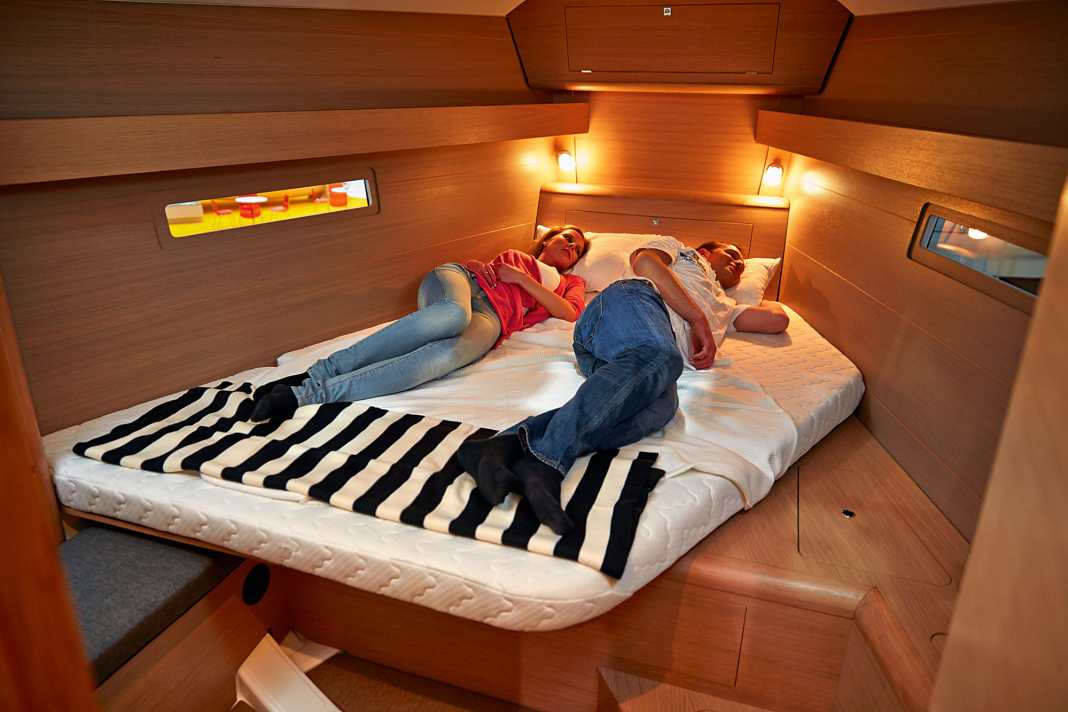 Lateral bunk (example: Dufour 410 GL)