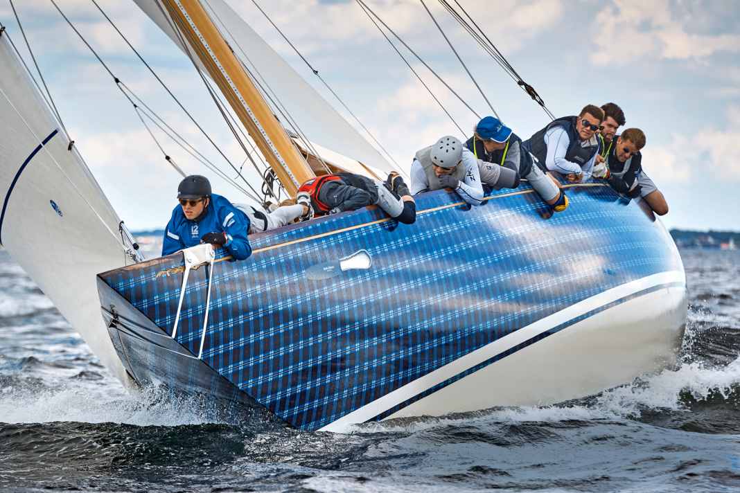 All vintage: The crew of the "Jenetta" try out the streamlined weight trim that was common in the past