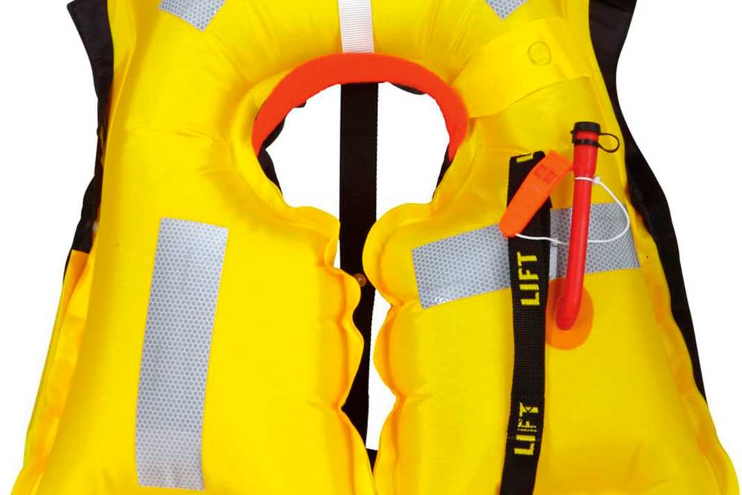 Der Auftriebskörper ist an drei Stellen durch Haltegurte mit dem Gurtzeug verbunden: Im Nacken steckt die Blase in einer Schlaufe. Die beiden unten Befestigen auf jeder Seite rissen aus