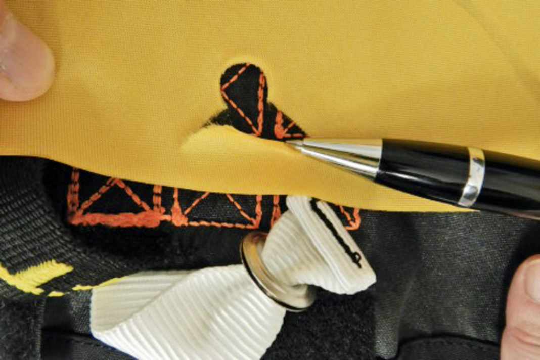 In the course of the investigation by the BSU, identical waistcoats were tested in the manufacturer's laboratory in order to reproduce the damage to the attachment of the buoyancy chamber