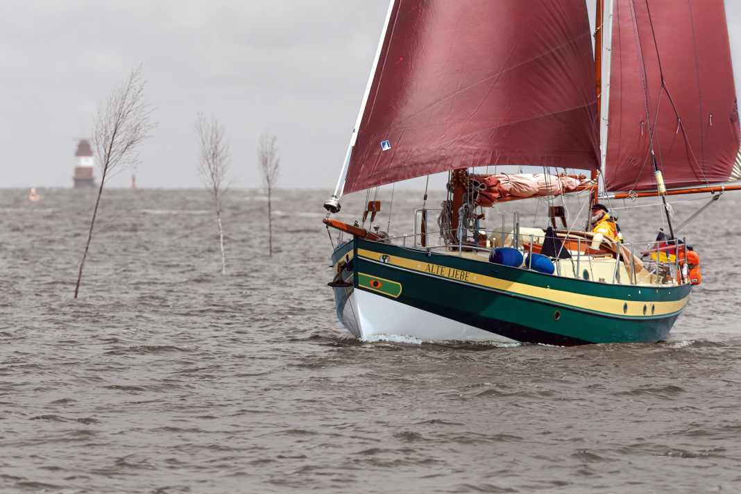 Das Wattenmeer mit seinen Gezeitenströmen ist für das mit plattem Boden und Mittel­schwert konstruierte Boot ein ideales Revier.