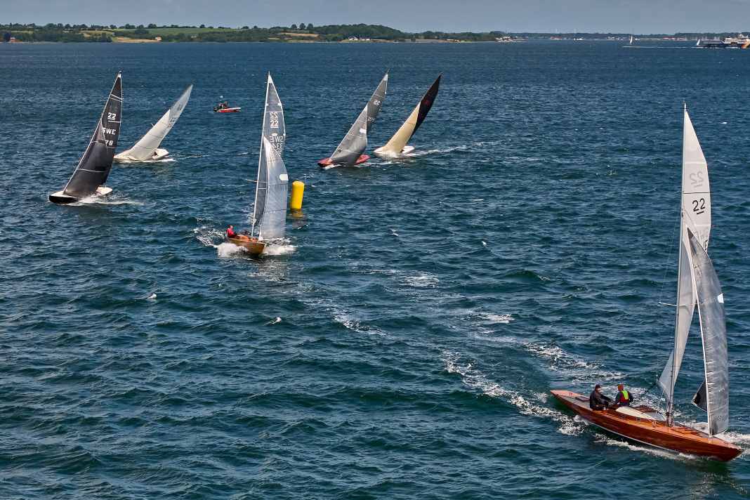 Im Rahmen des Robbe & Berking Sterling Cup segelten die 22 qm Schärenkreuzer ihren World Cup aus. Die Crews der schlanken Preziosen waren die einzigen, die sich für einen Start am Donnerstag aussprachen. Die der Zwölfer und klassischen Drachen votierten dagegen.