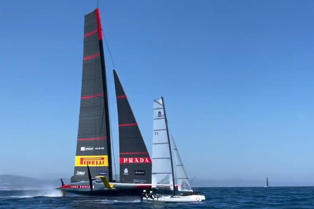Incontro raro: un team italiano di Nacra 17 (a destra) ha incontrato i connazionali di Luna Rossa Prada Pirelli (a sinistra) durante l'allenamento prima di Barcellona
