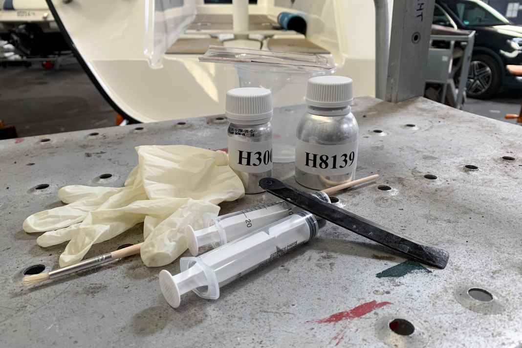 La base e l'indurente sono disponibili come kit di riparazione per ritocchi per le vernici Awlgrip; ecco una guida passo-passo all'applicazione
