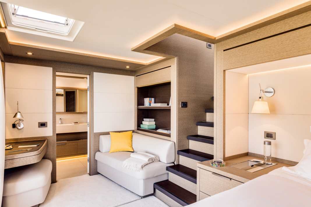 Cabina armatoriale: la zona di prua dello scafo di dritta, di 25 metri quadrati, è riservata all'armatore; la scala di accesso privata conduce al salone