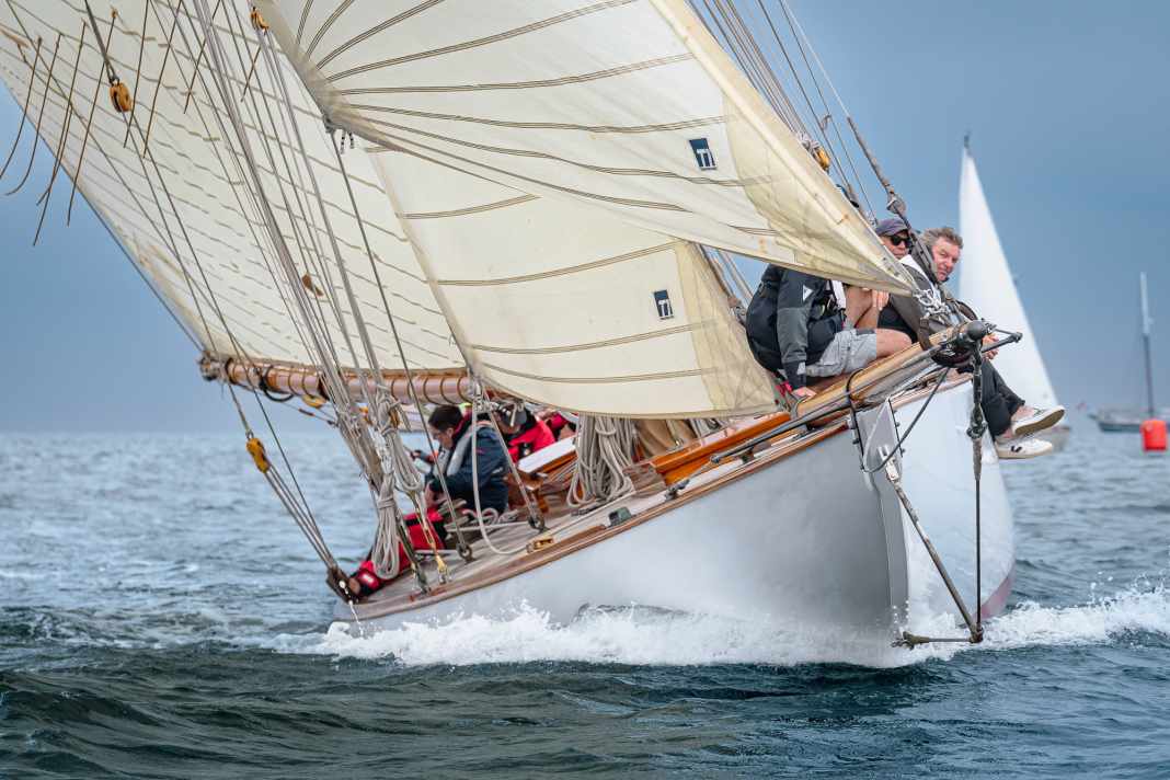 Sul bordo alto di "Heti"