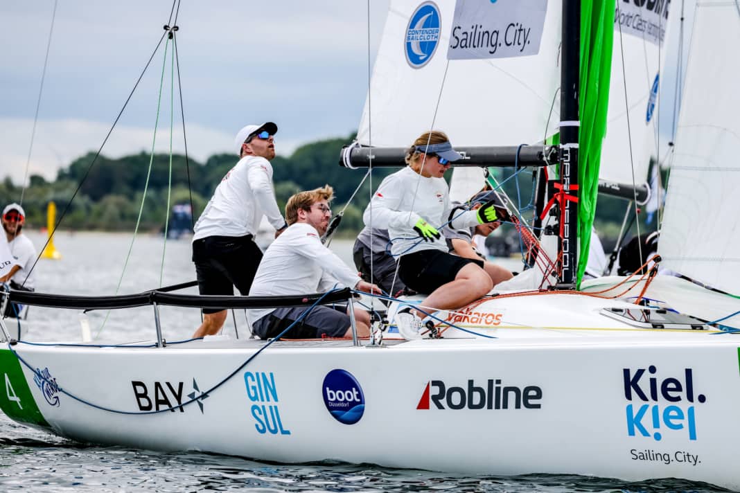 Steuermann Tobias Schadewaldt und das NRV-Team agierten vor Travemünde meisterlich